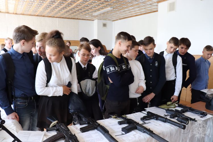 В Йошкар-Оле сотрудники Росгвардии провели профилактические занятия «Безопасное детство»