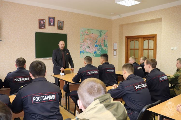 В г. Йошкар-Оле с молодыми сотрудниками отдела вневедомственной охраны Росгвардии провели урок мужества 