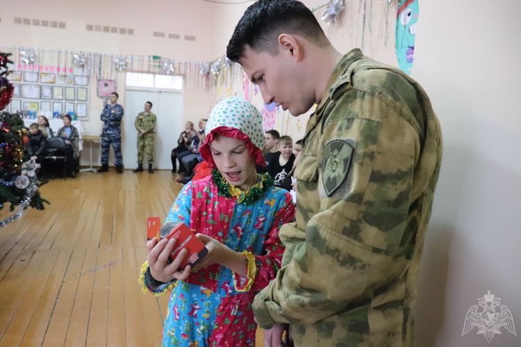 В Марий Эл сотрудники Росгвардии подарили новогодний праздник детям, оставшимся без попечения родителей 