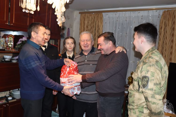 В Марий Эл росгвардейцы поздравили ветеранов ведомства с наступающим Новым годом