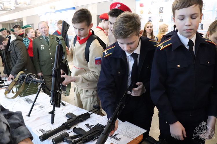 Сотрудники и военнослужащие Управления Росгвардии по Республике Марий Эл приняли участие в торжественном открытии ежегодного месячника оборонно-массовой и военно-патриотической работы