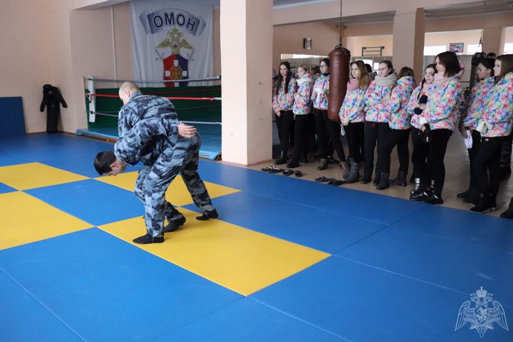 Школьники Килемарского района побывали в гостях у бойцов отряда мобильного особого назначения 