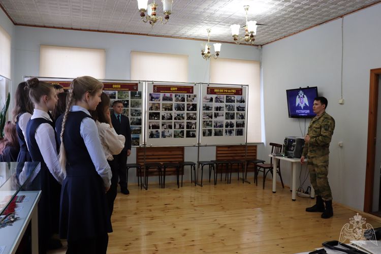 В Марий Эл в музее народно-прикладного искусства военнослужащие и сотрудники Росгвардии провели урок Мужества для школьников