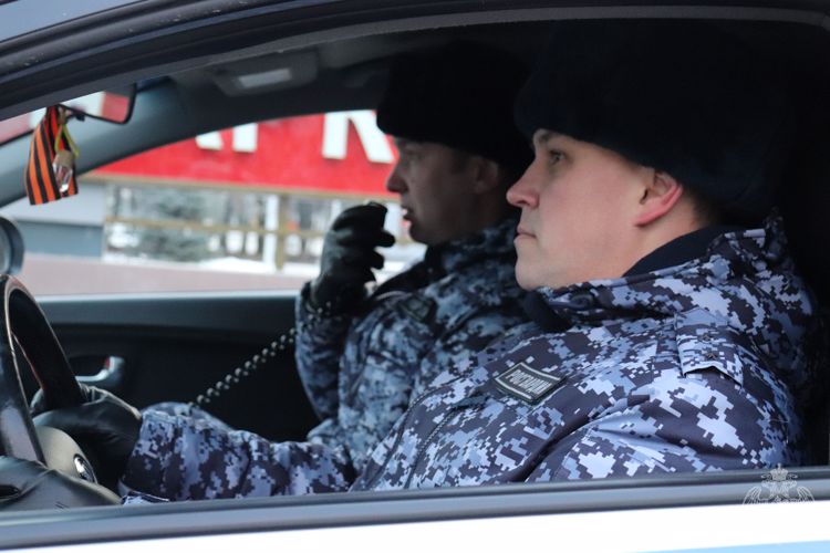 В Йошкар-Оле сотрудники Росгвардии задержали гражданку, подозреваемую в грабеже продуктов питания