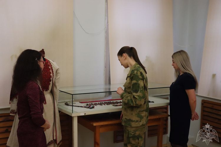 Сотрудники и военнослужащие Росгвардии поздравили женщин с наступающим праздником 8 Марта