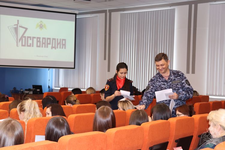 Сотрудники Росгвардии провели встречу с трудовым коллективом налоговой службы