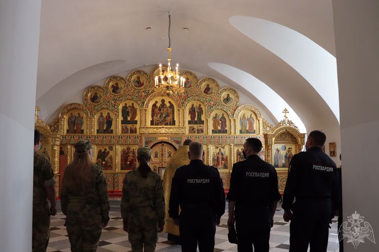 В г. Йошкар-Оле сотрудники Росгвардии почтили память святого князя Владимира небесного покровителя Росгвардии