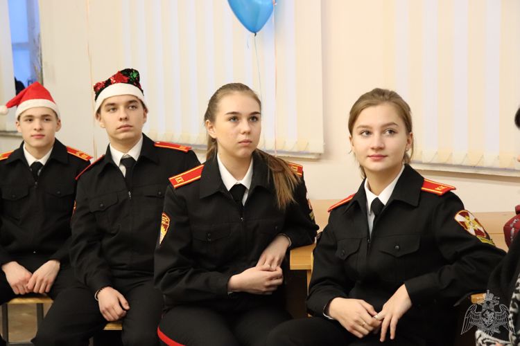 В Марий Эл Росгвардейцы поздравили учащихся профильных классов с Новым годом