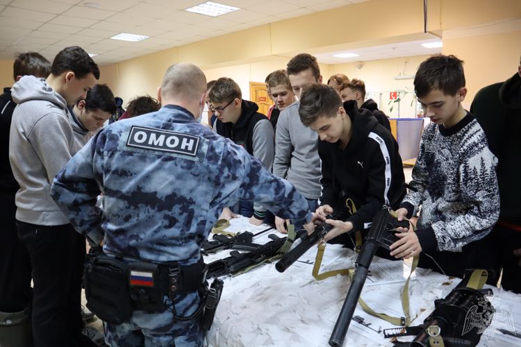 Школьники Марий Эл познакомились с работой спецподразделения ОМОН Росгвардии