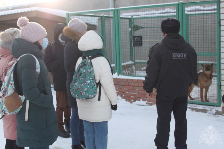 В Марий Эл сотрудники спецподразделений Росгвардии провели для ребят познавательные экскурсии
