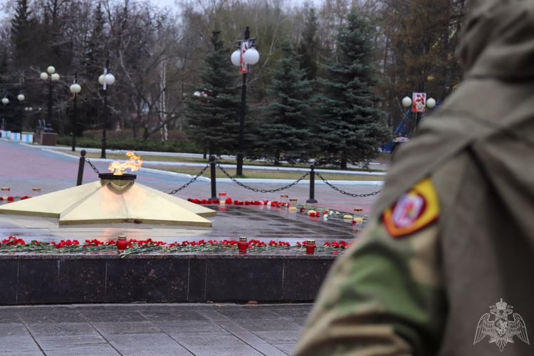 В Йошкар-Оле кадеты Росгвардии заступили на почетный караул у воинских святынь, расположенных на территории города