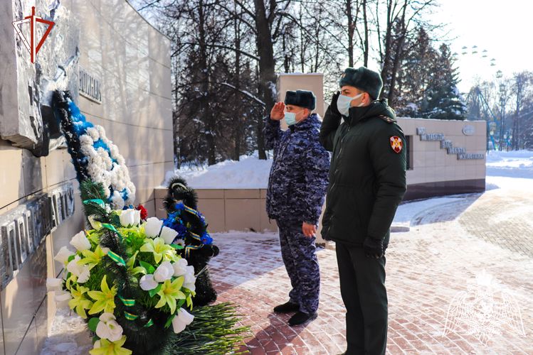 В Йошкар-Оле росгвардейцы почтили память воинов, исполнявших служебный долг за пределами Отечества