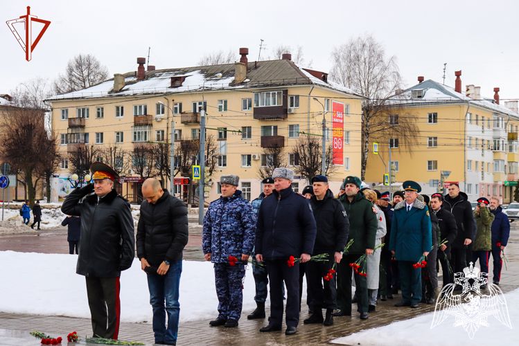 В Йошкар-Оле начальник регионального управления Росгвардии в День защитника Отечества возложил цветы к воинским святыням, расположенным на территории города