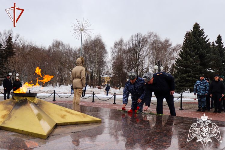 В Йошкар-Оле начальник регионального управления Росгвардии в День защитника Отечества возложил цветы к воинским святыням, расположенным на территории города