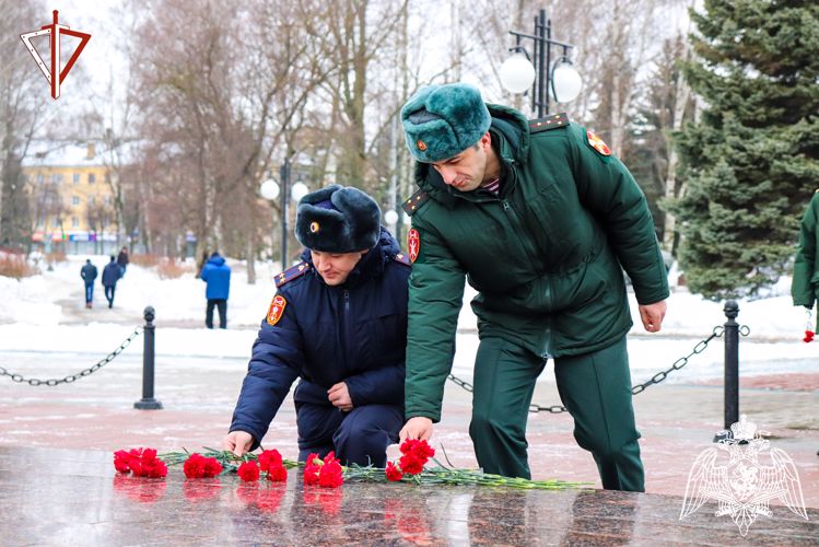 В Йошкар-Оле начальник регионального управления Росгвардии в День защитника Отечества возложил цветы к воинским святыням, расположенным на территории города