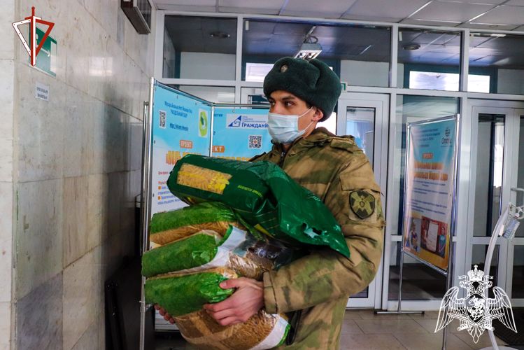 В Йошкар-Оле росгвардейцы организовали сбор гуманитарной помощи беженцам из ДНР и ЛНР