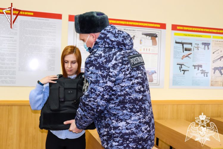 В Йошкар-Оле журналисты региональных газет познакомились со службой во вневедомственной охране Росгвардии