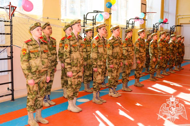 Учащиеся профильного класса Росгвардии Руэмской школы Медведевского района произнесли торжественную клятву на верность Отечеству