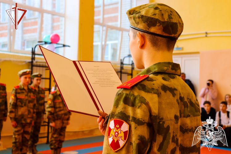 Учащиеся профильного класса Росгвардии Руэмской школы Медведевского района произнесли торжественную клятву на верность Отечеству