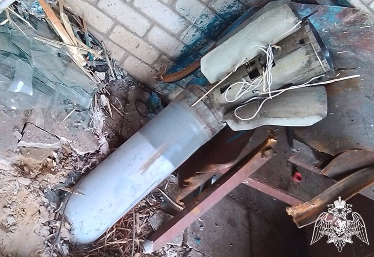 Спецназ Росгвардии обнаружил ракету РСЗО и кассетные боеприпасы в Харьковской области