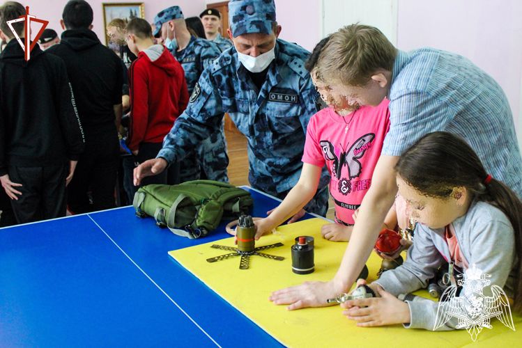 Представители Управления Росгвардии по Республике Марий Эл провели урок мужества и патриотизма