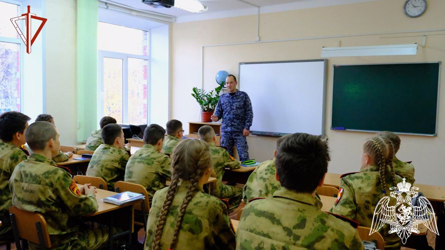 В Марий Эл сотрудник Росгвардии провел урок безопасности для подшефных кадет
