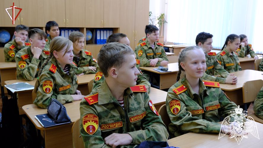 В Йошкар-Оле сотрудники вневедомственной охраны Росгвардии рассказали ученикам профильного класса о своей службе