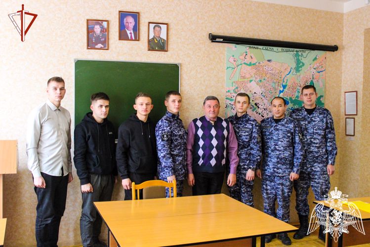 В  Йошкар-Оле ветеран Росгвардии поделился профессиональным опытом с молодыми сотрудниками вневедомственной охраны