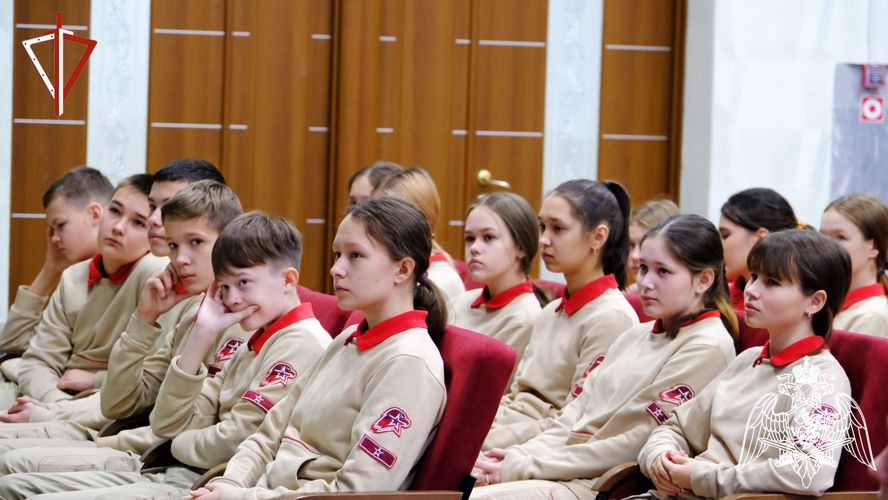 В Йошкар-Оле военнослужащий регионального управления Росгвардии провел занятие по пожарной безопасности для подшефных кадет