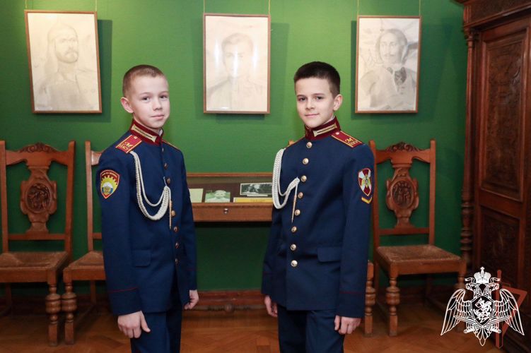 В Галерее Александра Шилова открылась выставка рисунков кадет Росгвардии «Великое наследие России в лицах» 