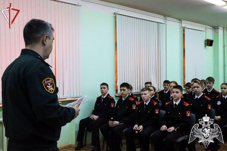 В Йошкар-Оле военнослужащий Росгвардии провел для подшефных кадет патриотическое занятие, посвященное Дню защитника Отечества