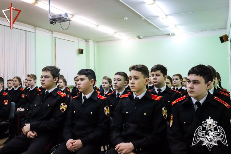 В Йошкар-Оле военнослужащий Росгвардии провел для подшефных кадет патриотическое занятие, посвященное Дню защитника Отечества