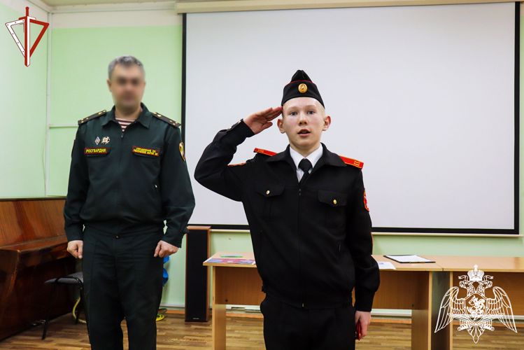 В Йошкар-Оле военнослужащий Росгвардии провел для подшефных кадет патриотическое занятие, посвященное Дню защитника Отечества