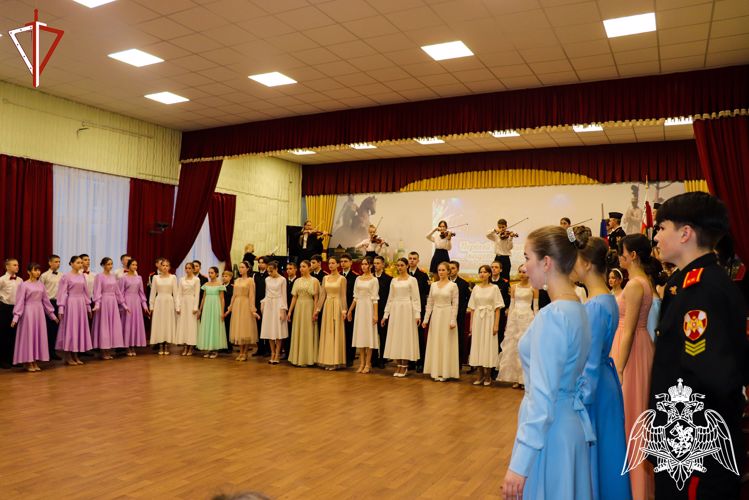 В Йошкар-Оле представители регионального управления Росгвардии приняли участие в открытии первого кадетского бала 