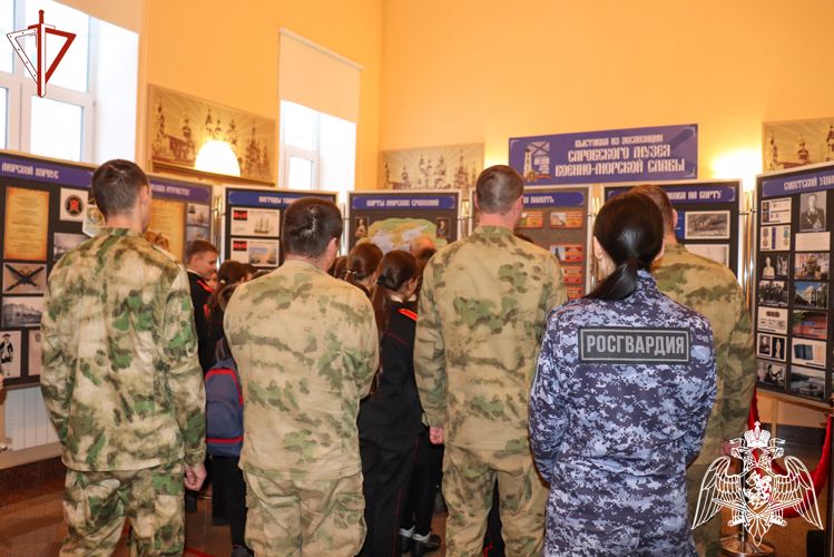 В Йошкар-Оле представители Росгвардии посетили передвижную выставку «Адмирал Ушаков» 
