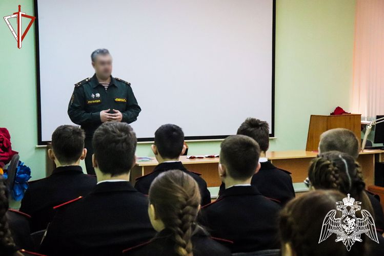 В Йошкар-Оле военнослужащий Росгвардии провел для подшефных кадет патриотическое занятие, посвященное Дню защитника Отечества