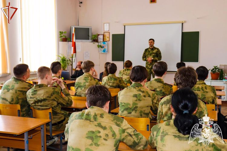 В Йошкар-Оле росгвардеец провел урок мужества для учащихся подшефного класса