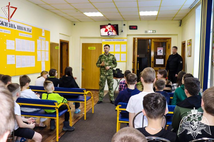 В г. Йошкар-Оле росгвардейцы рассказали учащимся спортивной школы о своей службе
