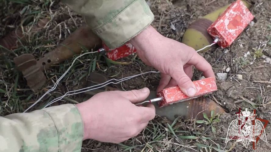 Росгвардейцы разминировали дорогу и ликвидировали схрон с боеприпасами в ДНР
