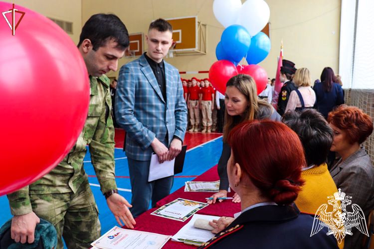 Представители Росгвардии приняли участие в смотре-конкурсе песни  и строя среди учащихся общеобразовательной школы №19 г. Йошкар-Олы