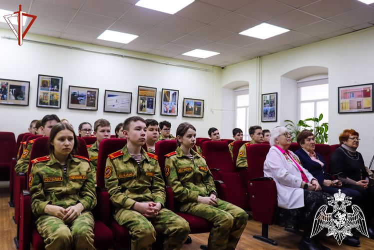 В Йошкар-Оле кадеты подшефного класса Росгвардии узнали о героических женщинах времен Великой Отечественной войны