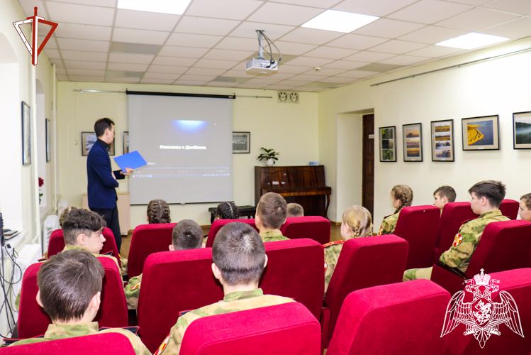 В Йошкар-Оле учащиеся подшефных классов Росгвардии приняли участие в передвижном фестивале «Кино на службе Отечеству»