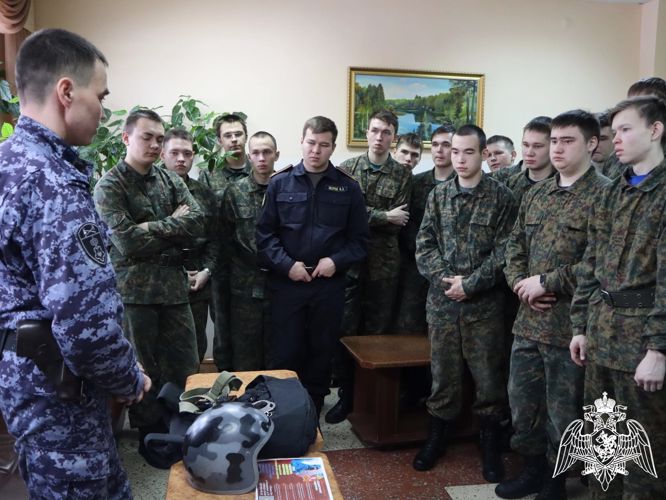 В Марий Эл сотрудник вневедомственной охраны рассказал курсантам центра «Авангард» о службе в войсках национальной гвардии 