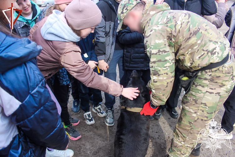 В Йошкар-Оле школьники побывали в гостях у сотрудников ОМОН «Таир» Росгвардии