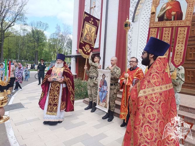 Уникальная хоругвь из Соловецкого монастыря вернулась в главный храм Росгвардии