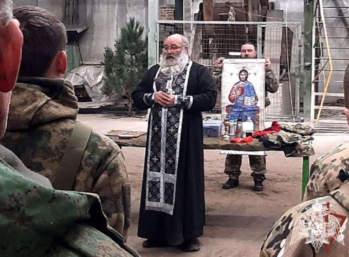 Уникальная хоругвь из Соловецкого монастыря вернулась в главный храм Росгвардии