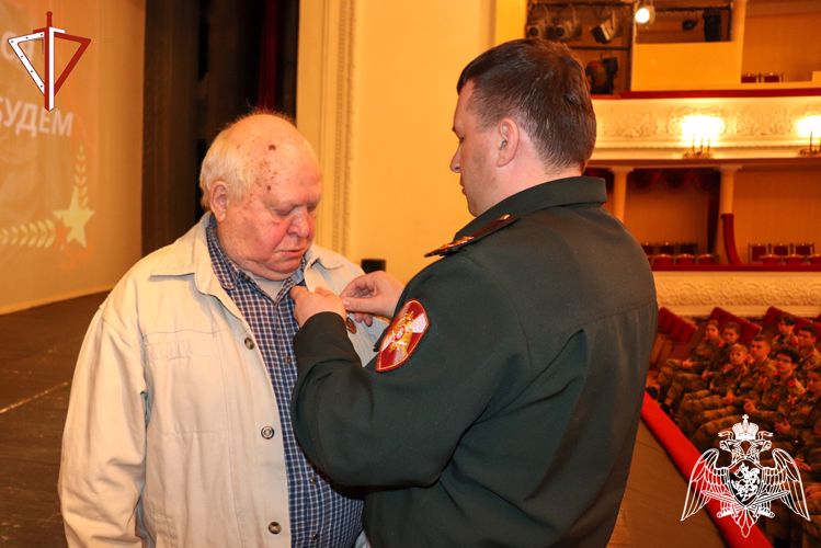 В канун Дня Победы росгвардейцы Марий Эл посмотрели документальный фильм «Парад победителей»