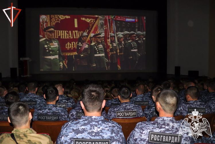 В канун Дня Победы росгвардейцы Марий Эл посмотрели документальный фильм «Парад победителей»