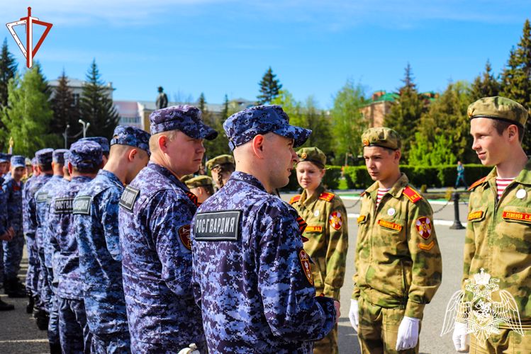 В Йошкар-Оле росгвардейцы вручили подшефным школьникам - участникам Парада Победы 2023 года знаки отличия