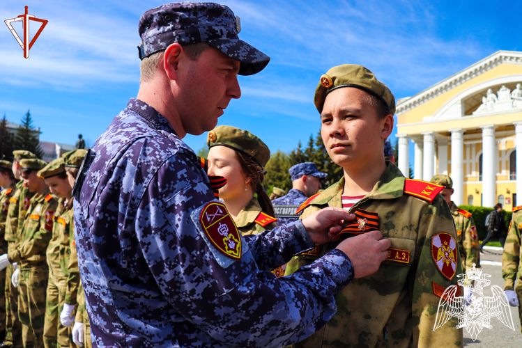 В Йошкар-Оле росгвардейцы вручили подшефным школьникам - участникам Парада Победы 2023 года знаки отличия